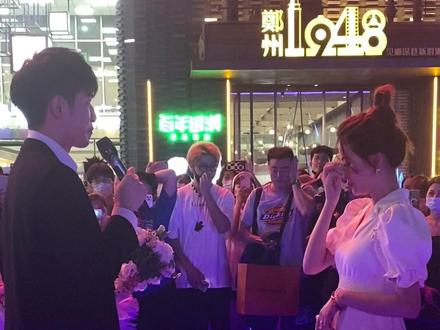 帅气的班长和美丽的荷宝🎈爱长长久久……祝福@班长(班宇浩) #满满的爱 #求婚现场 #一束花的仪式感 #愿每个女孩都能嫁给爱情 #班长班宇浩 ha