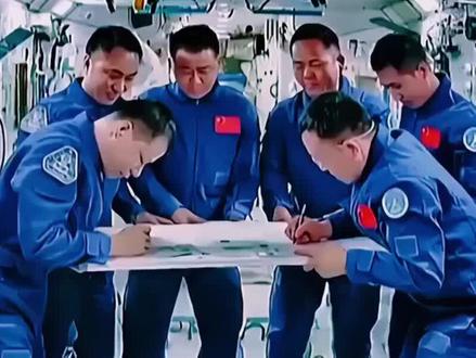 神舟23号首次将不3、5小时快速交会对接技术与经向对接摸式深度结合,实砚了高难度的"太空穿线"。