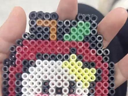 #陪伴孩子成长的每个瞬间 #创作者中心 #创作灵感 #拼豆 #手工活来了
做好的拼豆没有熨斗
夹板挑战失败
可以用锅烧热哟!