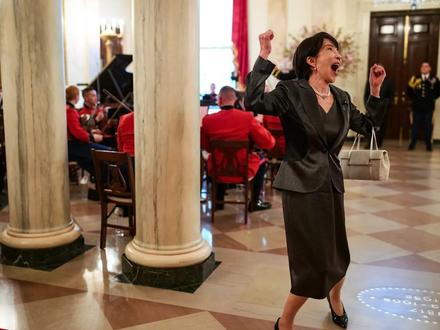 白宫晚宴,高市早苗又蹦又跳当场“发疯”,日本网友炸锅了!