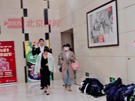 #黄雅琼刘雨辰每次同框都好甜 ,刘雨辰一个人拿两个人的奖杯,磕到了又磕到了!#黄雅琼 #刘雨辰 #2024竞燃之夜