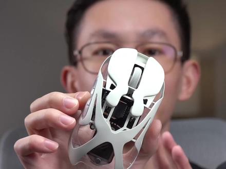 是徒有颜值还是真实用? 怒喵infinity鼠标,仅有49g用起来超轻!而且镂空镁铝合金框架+云白配色是真的很帅!旗舰性能+秒换电,配置和颜值都拉满#怒喵鼠标 #怒喵infinity #无线鼠标 #电竞鼠标 #外设分享