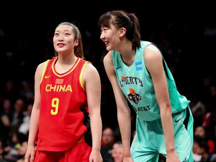 李梦暂无接班人可及:女篮新老交替现阵痛,战略为先弃短期排名! 31 岁李梦仍具即战力,女篮舍老将谋未来,筑牢亚洲一流根基育新苗。女篮新人暂缺关键球能力,难抵李梦大赛表现,培新为造黄金一代阵容。宫鲁鸣复刻男篮成功路,舍李梦等老将培新人,以阵痛换女篮持久辉煌。李梦持球攻坚无人能及,女篮新体系适配新人,短期成绩让位于人才梯队。#李梦 #中国女篮 #WCBA #李梦中国女篮核心球员 #中国女篮姑娘太棒了