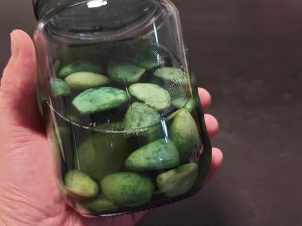 腊八蒜制作没任何难度,只要大蒜+醋,冷热交替24小时就可以做到翠绿爽口,变绿后放冰箱冷藏,半年都不会坏!#腊八蒜 #腊八蒜嘎嘣脆 #腊八蒜的腌制方法 #腊八蒜一天就变绿 #腊八蒜快速变绿的妙招