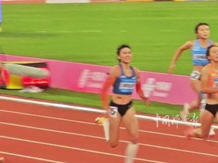 11月19日,在全运会田径项目女子200米决赛中,四川队选手刘英兰在赛场上摔倒。赛后,陈妤颉等参赛选手们纷纷上前安慰。刘英兰说,接下来会好好总结发生这种情况的原因。加油!#十五运她力量 #刘英兰 #田径 #全运会 (中国妇女报全媒体记者 杨一帆 剪辑 宿琳)