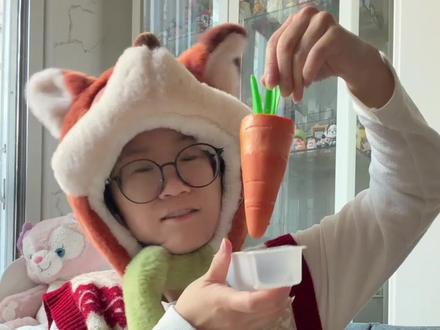 #零食分享 #日常vlog #吃货 #日常唠嗑 #我的生活日记 @DOU+小助手 @DOU+上热门 罗森新出的胡萝卜雪糕再一次激发了我的猪瘾,一不小心又在罗森买了一袋小零食!!!