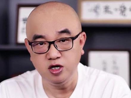 银人阿少稳如雕像,家人被害是今生之痛...#银人阿少 #雕像 #洗之朗马悦 @抖音小助手