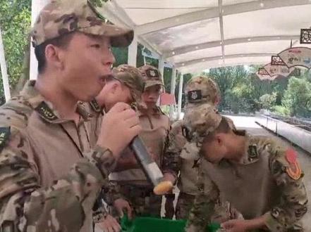 身教大于言传,连长们带头吃泔水桶里的食物,给小战士们上了生动的一课!#军事夏令营 #军训 #致敬 #珍惜粮食