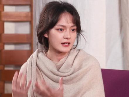 对话文淇|走呀!放下那些看似紧要的东西
在第二季「山下声」的首期播客节目中,我们很开心迎来了演员文淇,与记者周轶君 共赴了一场思想碰撞的精彩对谈。
这场在不同经历、年龄、职业的两位女性间展开的漫谈,不局限于你问我答,更是思想与情感的流动——从出走至尼泊尔的见闻谈起,继而围绕文淇的演员身份、青年视角等深入对话:文淇穿梭于不同的城市、片场、人群,一直处于不确定的「流浪」状态,她如何找到自我的轮廓与本心,而身为00后与女性,文淇与周轶君一同发问,探讨年轻人的“躺平”和爱;她亦想坐上工具箱,一直演下去、拍下去,为女性创作者发出更多声音。
【前往“小宇宙”收听完整版播客】
「山下声」是Songmont山下有松推出的一档播客节目,第二季邀请周轶君作为主持人,以轻松自然的对谈形式,对话不同领域与山下有松同行的朋友,分享彼此的生活、思考和感受。
#Songmont #Songmont山下声 #Songmont心流浪 #文淇 #周轶君