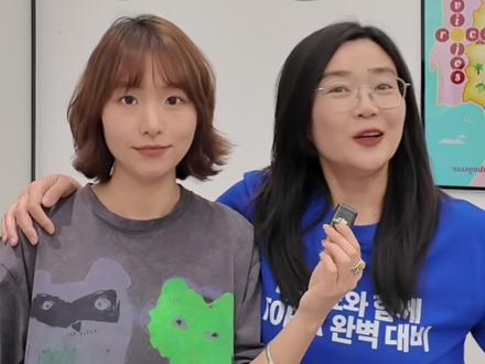 如果你知道金主训김주훈的주是主,30秒后将牢记20个单词😎 韩语邪修拿下20个韩语topik必备词!
주요 主要
민주 民主
공주 公主
주부 主妇
주장 主张
주관 主观
주력 主力
주임 主任
주도 主导
자본주의 资本主义
주가 되다不是 成为主(人)
而是 以...为主
주동 인물不是 主动人物
而是 主导人物
那最后我就要考考你
주인 是什么意思?
#topik#韩语 #韩语学习 #金主训 #新东方小语种