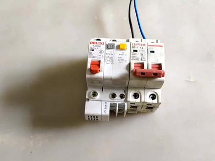 家里跳闸了推上去,过会儿又自动跳闸,原来解决方法这么简单!#电工维修 #家里跳闸没电了 #跳闸了推上去过一会又自动跳闸 #电工知识 #电工接线 #安全用电 #零基础学电工 #漏电保护器跳闸 #空气开关的工作原理和作用 #科普掘金计划