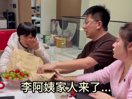 事情发生的第二天,李阿姨的家人赶到了家里,没想到……其实这真的是意外事件,我们谁都不责怪,事情已经发生如何更好的去维护修好这才是关键,看到史策、李阿姨和家人不断的道歉,我想说这个事情翻篇了,我们只看未来,不要一直想着自己曾经犯过的错误,人一生哪里有一帆风顺的,比起错误更重要的是我们站在一起选择面对,只要人没事就是最大的好事……再次感谢所有的粉丝家人对我们的关心对我们的爱护,有你们真好,相信我们会越来越好的#记录真实生活 #家庭 #保姆 #强哥静姐