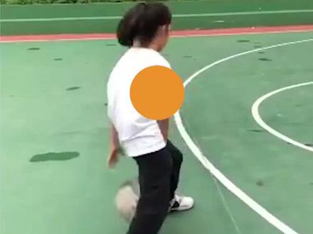 11岁女孩模仿球星经典动作走红:梦想是进国家队
