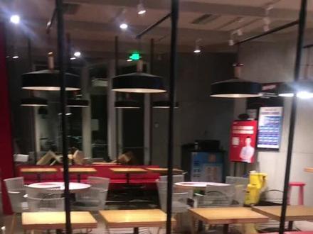 #肯德基 国际连锁企业的服务不是吹的,每天打烊都把地面桌椅板凳下面擦洗的干干净净的。好好学习