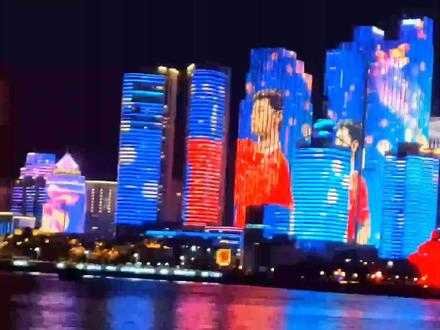 『2023年张继科生日青岛浮山湾53栋楼体灯光秀』“灯火碧影 夜幕的底色映衬着浓烈的你;猎猎风声,青岛的海风包裹着温柔的你”我与你隔海相拥❤️生日快乐我的英雄@张继科 祝福你的整个人生#张继科 #乒乓球 #体育精神 #上热门 @JK獒爸 @花仙子xxy @抖音小助手