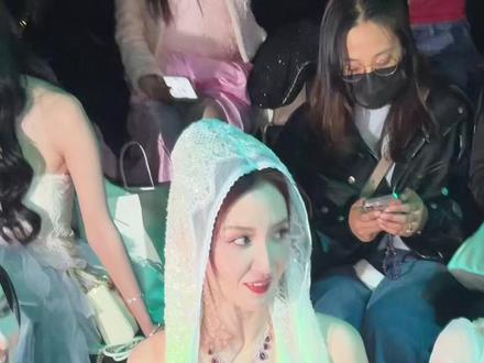 #张萌 台下看秀这造型如何