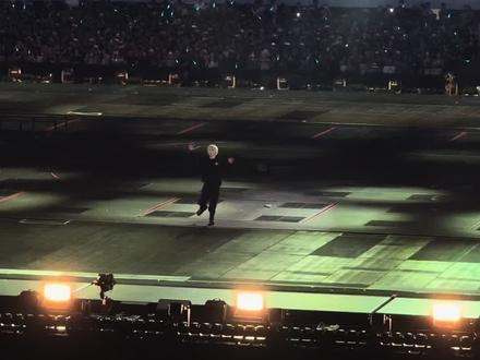 这是我们第一场的万兽之王 即使有欠缺也是属于我们独一无二的万兽之王 我太爱他了 写不出中肯的repo 在我眼里心里永远都会认为他是最好的 他把最好的都要给我们 在长达十年里 真心诚意骗不了人 所以 想看的或者看过了的 再等一等 以后每一场都只会越来越好 每一个座位都会有它的存在意义 新编曲新编舞 是数不清的震撼 像是一个盛大的舞台剧 赋予了每一首歌新的样貌 每一处的细节都值得细细推敲 还和朋友讲“我需要看多少次才能看明白里面的含义呢”
真的好漂亮的四面台 好大的屏幕 更衬托的你小小一个 全程三小时来回奔跑要把每一面的朋友都照顾好 看到一位老师写的“他着急的像个孩子 生怕怠慢了哪怕一个粉丝”舞台上小小的你向我奔来双膝下跪致谢 何德何能能有我们 可我又何尝不是如此幸运能够遇到你 陪伴我十年
从第二趴出来眼泪就开始止不住 好久不见的日子里真的承载了太多的思念 改词版的深深爱过你更是放声痛哭的程度 一张张专辑封面出来 谁懂啊 星际执行官依旧拿着摄像机记录我们 好像天外来物从未结束过一样 他比我们更舍不得吧
唱红了的眼眶 忍住不哭还要笑着对我们 哽咽的声音 所有的所有怎么不用心呢
最后 真的值得 因为薛之谦不会让你让为他而来的每一个人失望 薛之谦 我们下一次再见
#薛之谦#万兽之王#万兽之王演唱会#薛之谦演唱会repo