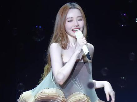 张靓颖:“你好讨厌!你为什么要举个金蝉脱壳”“那我把壳穿回来~”😂珍姐太可爱了!#张靓颖 #张靓颖演唱会 #张靓颖杭州演唱会