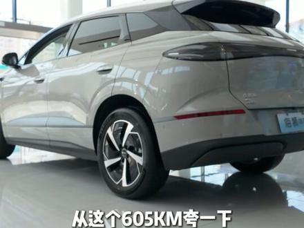 全系都能闪充!26款海狮06EV续航突破700KM 随着不久前刚刚结束的比亚迪闪充发布会,也迎来了首批搭载闪充的车型上市,26款海狮06EV作为第一批车型,不仅使用了闪充技术之外,也推出了续航突破700KM的车型,来看看和老款海狮06EV有什么区别吧!#比亚迪 #闪充 #比亚迪闪充 #海狮06 #海狮06EV