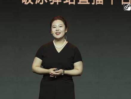 #段睿不是蔡磊背后哭泣的妻子 #为什么女性即使混得好也焦虑 2025年,人物主办《女性,在场》“女性力量”演讲盛典,以下是段睿演讲纯享版。
蔡磊破冰驿站负责人段睿,是北大医学部高材生,也是注册会计师。6年前,因为丈夫蔡磊罹患渐冻症,段睿的生活变了。她爱她先生,但这场战役,不能只被解读为是关于苦难和牺牲的故事。
在离开医学院十余年后,段睿重新开始参与科研。在过去的2024年,她和伙伴们合作推动了10条渐冻症药物临床管线。她希望能用确定性的努力,为不确定的科研,实实在在加一块砖添一块瓦。她认为这不是牺牲,是承蒙命运不弃,赋予她光荣的使命。
段睿不会因为别人说自己此时没有在蔡磊身边、没有在儿子身边而内耗,因为她知道,她已经尽力妥善安排,如果她选择为家人亲力亲为,就没有人去实现渐冻症资金的筹集。目前所有角色,从科研到直播,到后勤支持,一个有巨大挣钱能力却愿意分文不取的员工,她招聘不到,所以,这是她的角色。做好筹资,是她的自我评判标准。她认为,就像公司生意不行,老板在外面冲锋陷阵,如果有人质疑,为什么不亲自在职工食堂颠勺,这不是真的爱员工。
作为女性,30岁以后,段睿才逐渐肯定自己的价值,那是在她创业成功之后。她感到,男性的自信多数出自于天生,但女性即使“混得”很好,也焦虑,因为害怕成就是来自运气。直到她一次次剥离,一次次证明给自己,她才踏实。她想告诉所有姑娘们,你们其实都不需要走这么一圈,为什么要自我质疑,你们本来就优秀。
和丈夫组织搭建了全球最大的民间渐冻症组织,作为“破冰驿站”的联合创始人,她建立的不仅是国内首个渐冻症用药数据库,更是让弱势群体被看见的科学话语体系,段睿获得人物·年度女性力量——破冰的力量。#段睿破冰的力量 #渐冻症 #年度女性力量