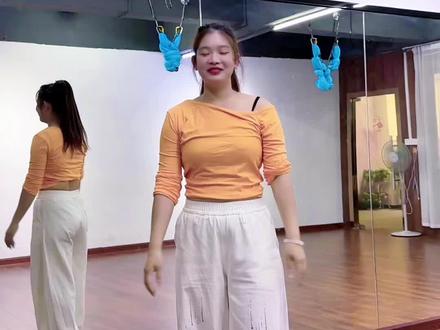 来咯来咯,宝子们要的详细分解教程来咯,请忽略普通话不标准的我😂有一个地方讲少了两拍,我已经视频上面标明了,大家看的时候注意一下就好了。需要音乐的宝子们主页进群领取喔 #舞蹈分解教学视频 @五金小白吖