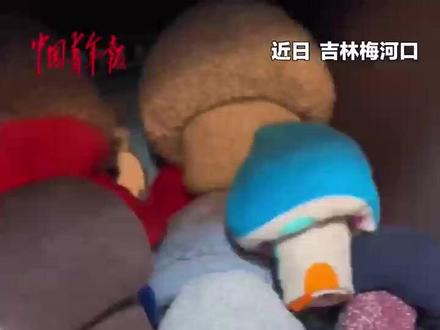 男子打开柜子看见一窝“小蘑菇”,原来是妻子把袜子叠成了新花样。 (来源:@兵王李东东)