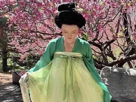 汉服裙子太长不好走路怎么办?跟老祖宗学,一根系带就能轻松解决~#汉服 #实用小技巧 #唐制汉服