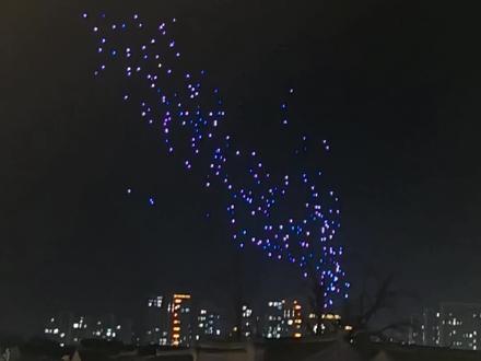 今晚在江苏如皋水绘园和古城东大街迎春桥周边地区,聚集着几万人观看,江苏如皋文旅组织了近千台无人机,举行的精彩的表演活动!