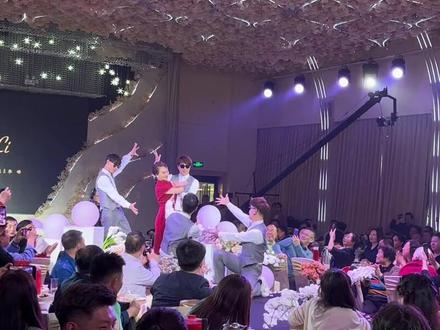 婚礼中婆婆的出场一定要霸气#婚礼现场 #婚礼💒 #没点才艺不敢结婚 #婆婆 #婚礼舞蹈