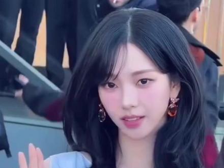 杨幂米兰时装周待遇为何不如柳智敏?#杨幂 #柳智敏 #米兰时装周 #路人镜头下的明星