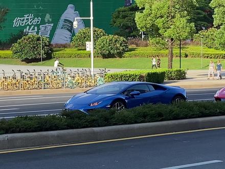 大多数人追求的所谓梦想生活,不过是极少数人习以为常的“平凡”生活。#兰博基尼小牛 #法拉利f8 #深圳街拍小艾