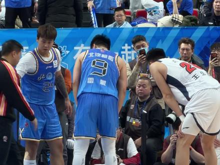 杰师傅意外被撞倒地,目前不清楚受伤情况,一定一定大步揽过!!#徐杰 #广东宏远 #cba新年大战 #dou来cba