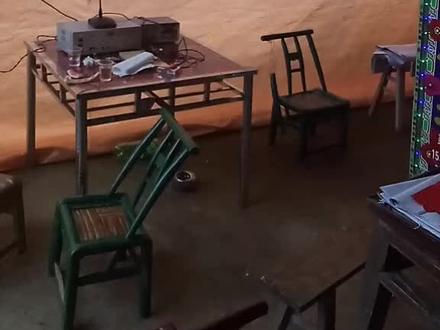父亲突然的猝死在屋子外面。按本地的风规。只能将灵堂设置在车库里。悲哀悲哀。不能进堂屋。