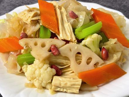 天热不想吃饭,教你这道凉拌“素什锦”,清脆爽口营养全,超下饭 #素什锦 #凉拌菜 #莲藕 #芹菜 #胡萝卜 #腐竹 #银耳