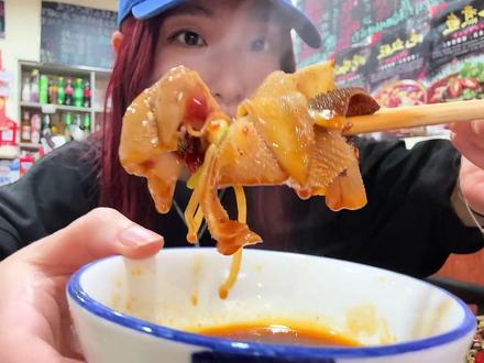 只有四张桌,需要提前一天预定的川菜馆,吃爽喝爽的一天 #酒蒙子的日常 #十七不能喝 #川菜 #雨天喝酒 #大连喝酒