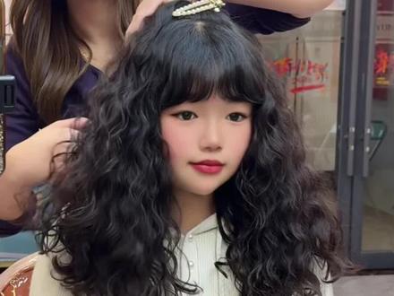 过年三件套
总要生个女儿吧 带她烫你小时候没烫过的头发,把她打扮成你喜欢的样子,可甜可咸#羊毛卷#女孩发型 #过年三件套 #襄阳烫发 #襄阳哪里做头发最好