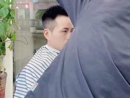 今天索图老师来找我剪头发了 老板说要是点赞和评论上一万 奖我一千 真的有奇迹吗!