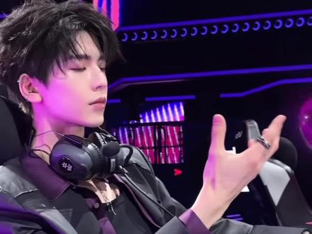 这下电竞文男主有脸了!@张凌赫 #张凌赫 #无畏契约 #电竞男主 #绘画过程 #青年创作者成长计划