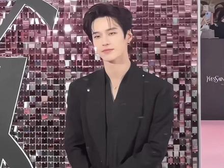 用陕西话说美🉐很!
#何与 #路透 #ysl #生图 #线下追星