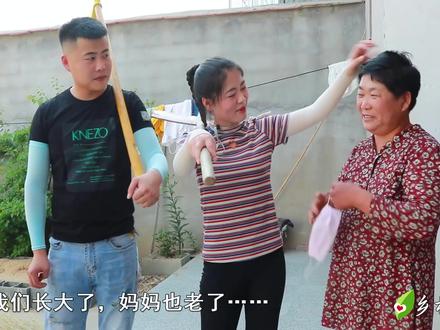 小乔姊妹仨终于同框啦!弟弟帅气妹妹可爱,干起活来一点不矫情#农忙 #小麦 #丰收