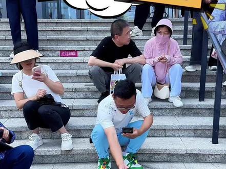 我看起来瓜不瓜 #专治路人不开心#大唐不夜城 #魔仔 #摩仔 #西安机器狗魔仔