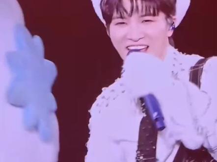 #周深香港演唱会 “金少刚老师只会在最火的歌手这里看来这句话确实如此!熊孩子又拿金老师POLO衫打趣! #周深 #生米 #现场版live #周深演唱会 @DOU+小助手 @抖音小助手