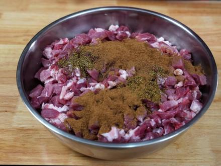 莱芜香肠|教你做山东最好吃的香肠,逢年过节家家必备 #美食家的朋友圈 #山东美食 #莱芜香肠 #特色美食 #美食教程
• 食材:莱芜香肠
猪后腿肉(去皮)10斤切成小块0:44,
莳萝子20克1:14,
莱芜香肠五香料(视频最后有详细做法)50克1:26,
盐100克1:33,
生抽50克1:40,
老抽300克1:44,
以上材料和翻拌均匀腌制1小时,肉一定要新鲜,注意品质。
肠衣2:45,加水浸泡,不同品牌可能略有不同,看包装说明即可。
香肠做好后放在阴凉、通风、干燥处风干7天,注意环境温度不能太热,避免变质。风干后蒸熟,锅中水开记时30到40分钟,蒸熟后再晾1到2天,放入冰箱保鲜层,随吃随拿,凉、热都可食用。
• 食谱中的温度都是摄氏度C,华氏度F =摄氏度C × 1.8 + 32F。
• 食谱中的计量单位都是克(Grams),如果是液体材料1克约等于1毫升。
• 食材后的数字为食材在视频中出现的时间点,习惯文字阅读的朋友,或有听力障碍的朋友可以根据时间点对照食谱。
• 记录退休老爸的手艺,分享给喜欢美食的朋友,大家喜欢可以点赞关注老爸的食光。