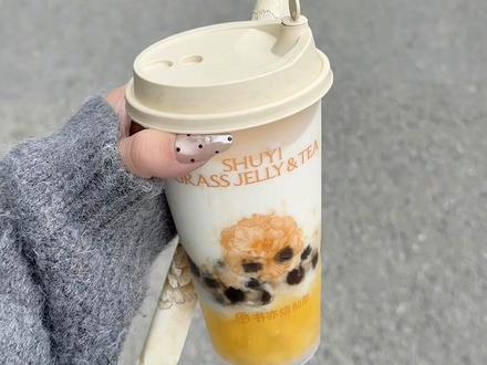 书亦你开个糖水铺吧!木薯炖奶好喝哭🥹谁懂啊家人们!书亦这次的新品直接戳中我这个糯叽叽脑袋!黄心木薯麻薯炖奶,广西黄心木薯是真的绝!肉质金黄糯到拉丝,一点纤维感都没有,搭配米麻薯+老红糖珍珠,一口下去是“糯叽叽三重奏”,纯牛奶底裹着木薯香,暖乎乎的喝完胃里都暖了。黄心木薯奶茶,超多的黄心木薯,“木薯的糯+奶茶的润”,和麻薯炖奶的浓郁奶香不一样,这杯底子是阔叶乌龙茶🍵。一口下去先闻到茶香,超级解腻!木薯脑袋直接闭眼冲!#黄心木薯麻薯炖奶 #书亦烧仙草 #书亦黄心木薯麻薯炖奶 #书亦烧仙草新品 #书亦