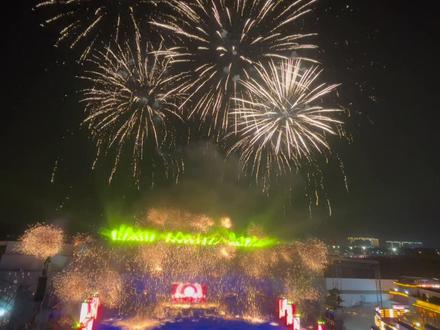 山西晋城司徒小镇,真正的人山人海,虽说是景区免费吃喝,但是排队,排队排队,五六万人的队伍,吃饭排队,去厕所排队,接水排队……唯一值得欣慰的就是这个破吉尼斯纪录的千年铁魂。上下7层,108人同时打铁花。#打铁花 #千年铁魂 #司徒小镇 #人山人海太热闹了