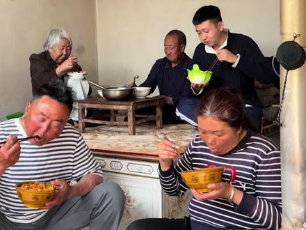 爷爷年逾八旬,犹躬耕于田亩。地间常见爷爷佝偻身影,父母见之,心甚怜之,屡劝爷爷年纪大该颐养,何苦自劳。爷爷笑而不从:“狗儿,爷爷虽老,筋骨尚健,爷爷闲不住。我给你爸妈分担些,我也心安些。”于是爷爷仍荷锄而出,早起晚归,勤作如少年时,未尝懈怠。父母虽忧其劳,然知爷爷性倔,亦无可奈何。邻人见之,皆叹曰:“此老精神健忘,不让壮岁。”父亲有时怒上心头,总会把话讲得顶天重。如此,错失很多人,错待许多事。末了仅能安抚自己道:“我不曾后悔。”但分明有碍,又怎会无妨,人心中的成见会随恩怨止息而消散,话说出那刻已如东去逝水涌入海,亦可滔滔,却最难回头。话重不得,话反不得。但爷爷性宽厚,每见父亲言厉,纵再语重,爷爷都不恼,我每谈于此,爷爷只觉他儿当家,理应如是,他坐炕头,皱纹间皆漾笑意。#甘肃程叁家 #记录真实生活 #勤劳的农村人 #三农