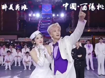 爱乐如今已成为龙浩天直播间的最大票仓。作为从广州远地而来的外援,爱乐靠实力和毅力,在龙浩天直播间获得了越来越多的曝光机会。如今爱乐的人气已经起来了,这两个月给龙浩天直播间刷的礼物数一数二,也算还了人情,应该独立发展了。如今爱乐依然坚守酉阳,总不至于是患上了磕CP依赖症,为千万男神硬撑那三分之一的CP场面吧?紫霖又不是小奶狗类型啊……天下没有不散的筵席,毕竟连嫡系八百万男神以太,如今都不再与#龙浩天妹妹 磕CP了……难道爱乐背后的大佬真是徐海莉?#直播 #社会百态 #舞蹈 #情侣