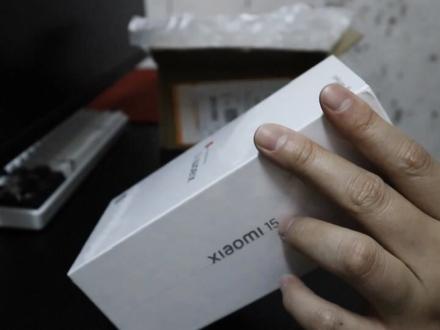 小米15电池盖鼓包换新官翻机 #小米15 #小米售后 #小米15后盖 我想问问小米官方,首发用户换新给我们发的都是贵公司售后回去的机器重新封装当作全新机发给用户吗?还是说现在小米15出厂已经不做质检了?这是能够正常通过质检发出的全新机器吗?这次小米15出现大批量售后换新是什么原因贵公司应该清楚,出现这样大规模的电池盖鼓包问题在有权益的情况下换新是贵司应该履行的义务,你们的条款里也写了换新是换的全新机,玩不起就不要搞这些营销手段,好好想想有没有办法解决问题或者给出合理的补偿(赠送延保),而不是冷处理,给售后培训内部规定,这个问题做不到公示公信公开的话,大批量15机主必定会粉转黑,我知道你9月底的16肯定会改进,但是能不能照顾一下15机主,给个明确的、适当的处理方案?@雷军 @卢伟冰 @小米服务 看看你们带的都是什么兵