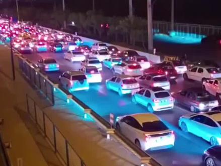 越来越多的伊朗人逃离德黑兰,导致高速大面积拥堵