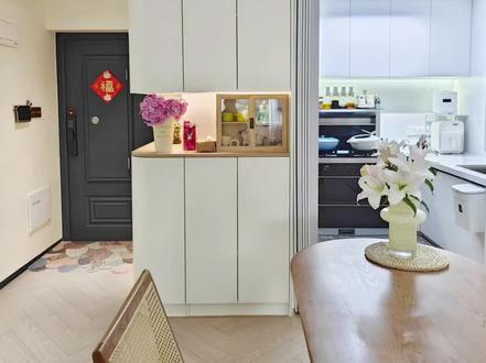 玄关厨房一镜到底,不得不说这个设计太棒了,不仅美观还实用,7平不到的空间利用到了极致👍👍👏👏#装修设计 #小户型设计 #玄关 #餐边柜 #厨房装修 @抖音创作者中心 @DOU+小助手